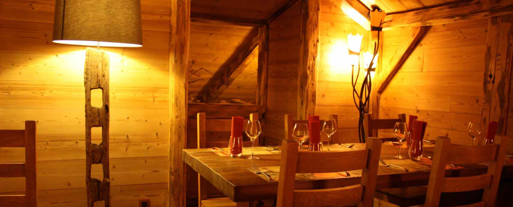 Tables du restaurant La Grange à Besançon, spécialiste de fondues suisses et savoyardes